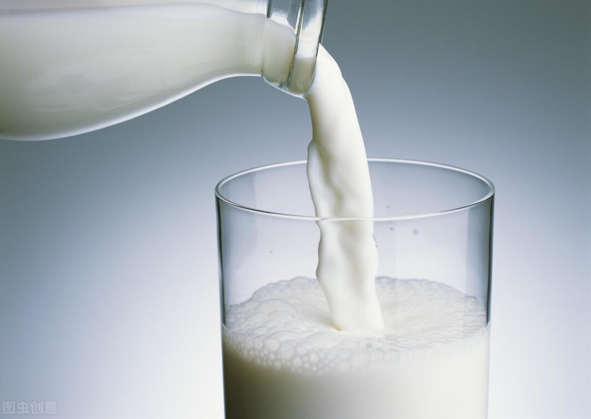喝牛奶有美白作用吗？皮肤专家提醒：3件事做得好，有美白作用